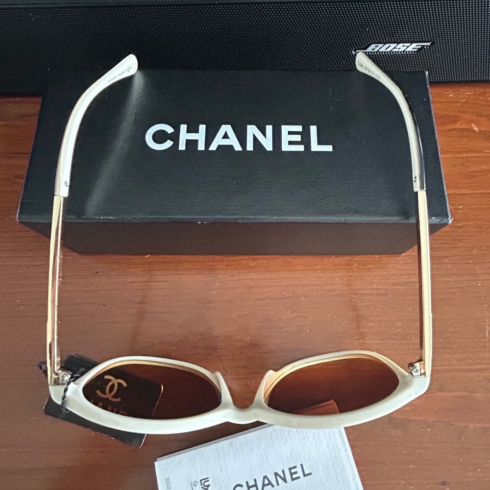 CHANEL Women's Black and Cream Colored Sunglasses New - Picture 5 of 6